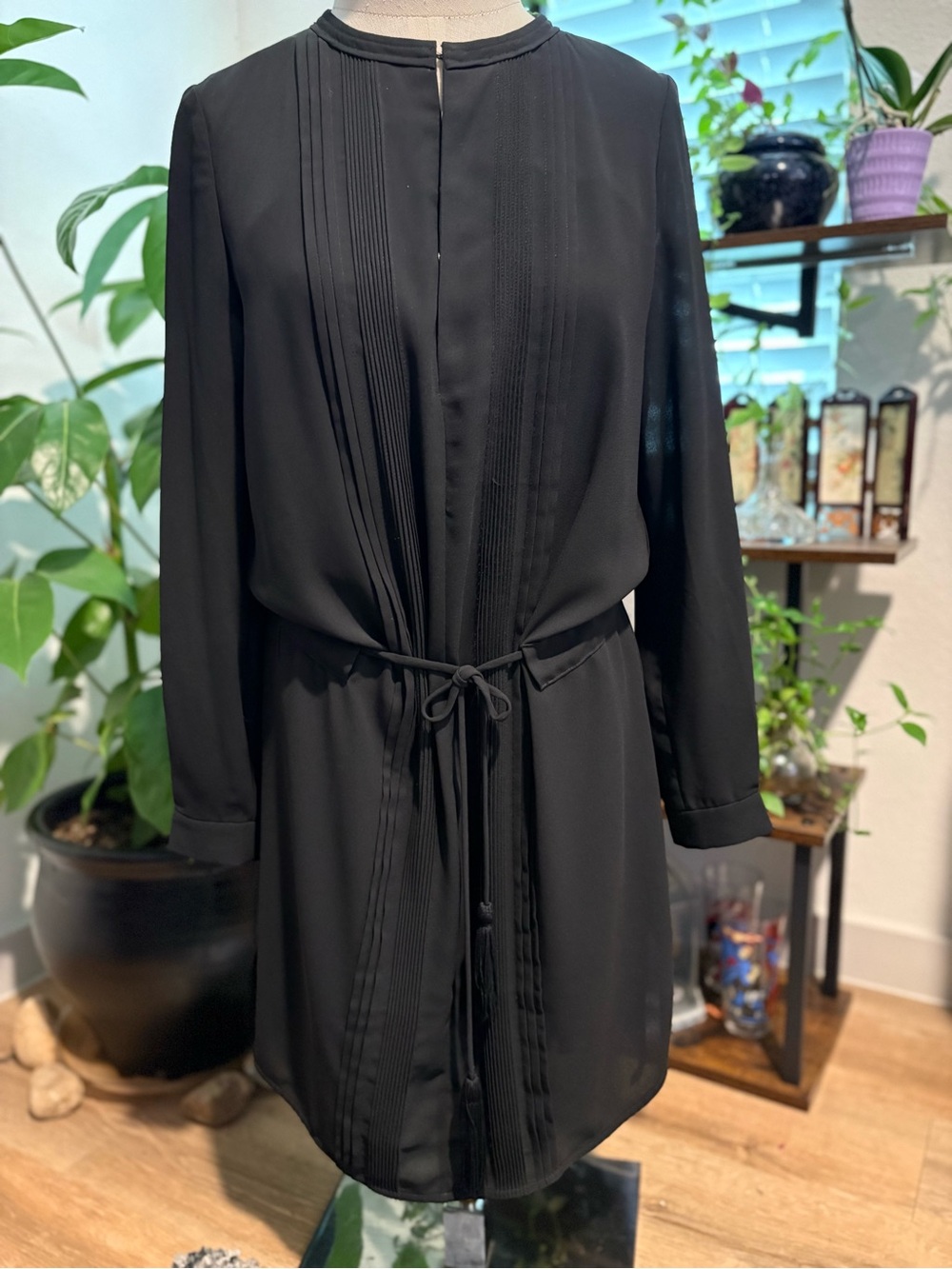 Black Long-Sleeve Tie-Waist Dress With Pleating Details Unique Classic Piece LN